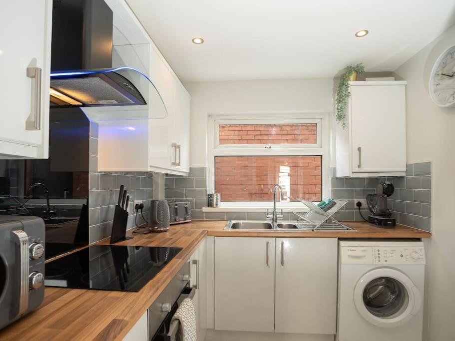 Cozy Townhouse, Walking Distance To Belfast City Kültér fotó